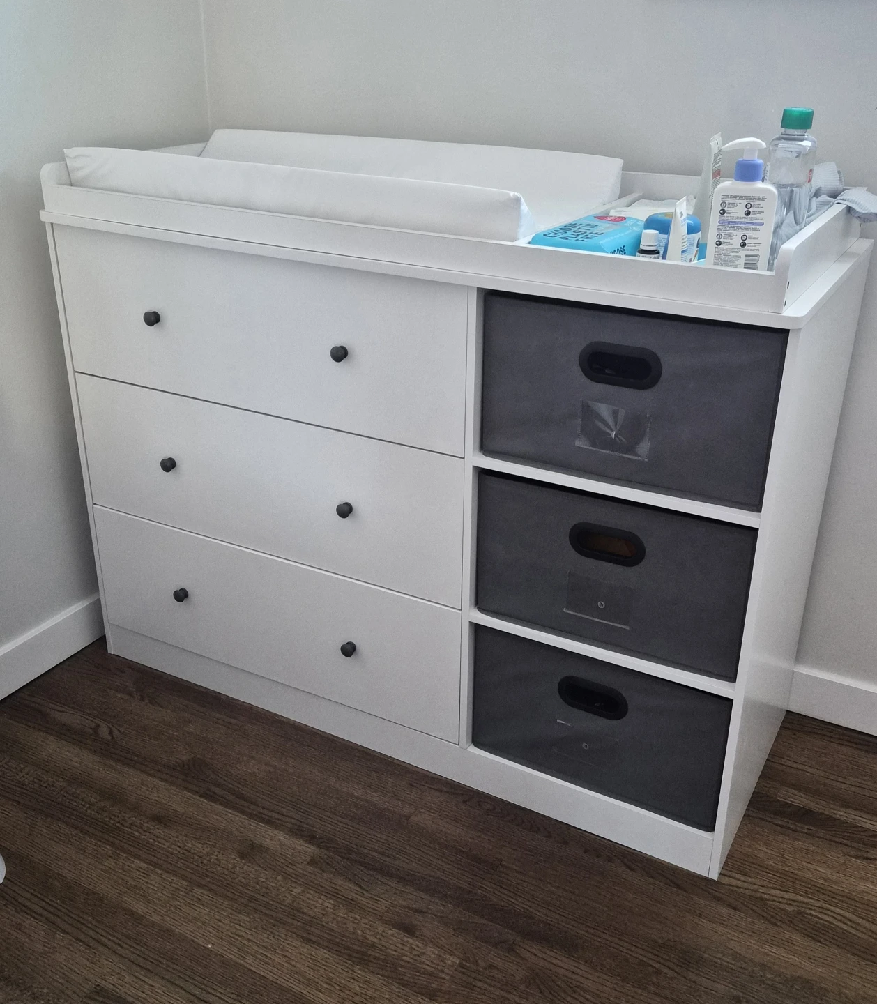 White Changing Table Dresser with Drawers and Bins