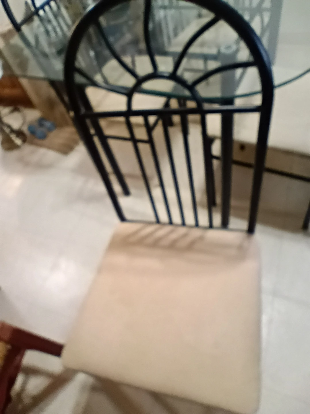 Table and chairs. - photo 2