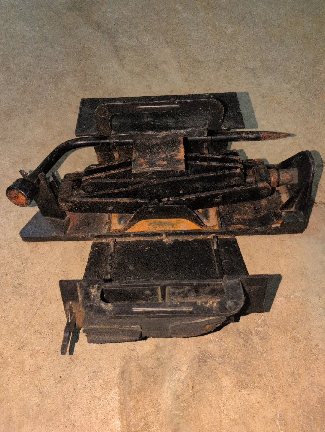 Vintage Scissor Jack with Handle - photo 2