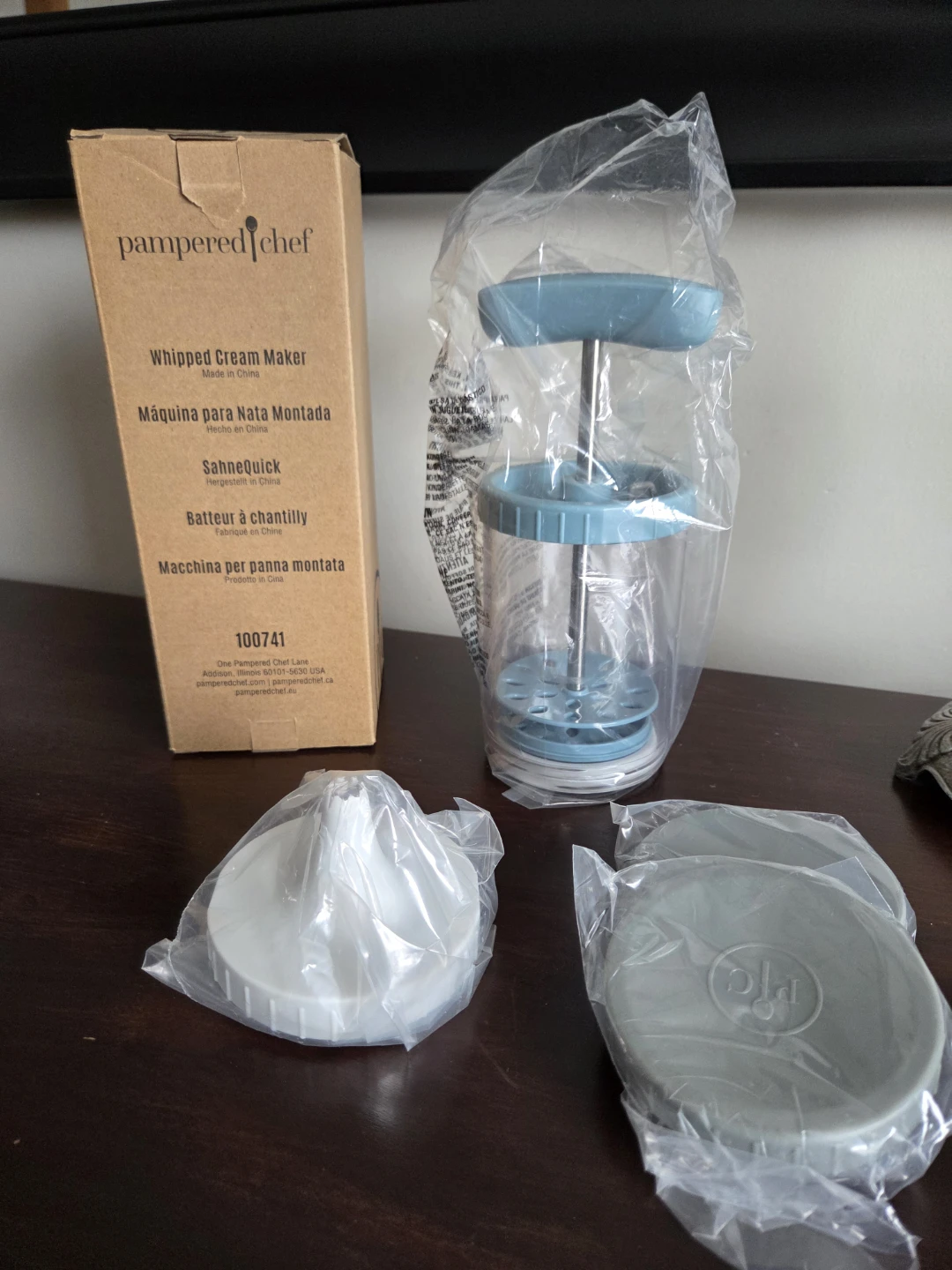 NEW Pampered Chef Whipped Cream Maker & Decorator