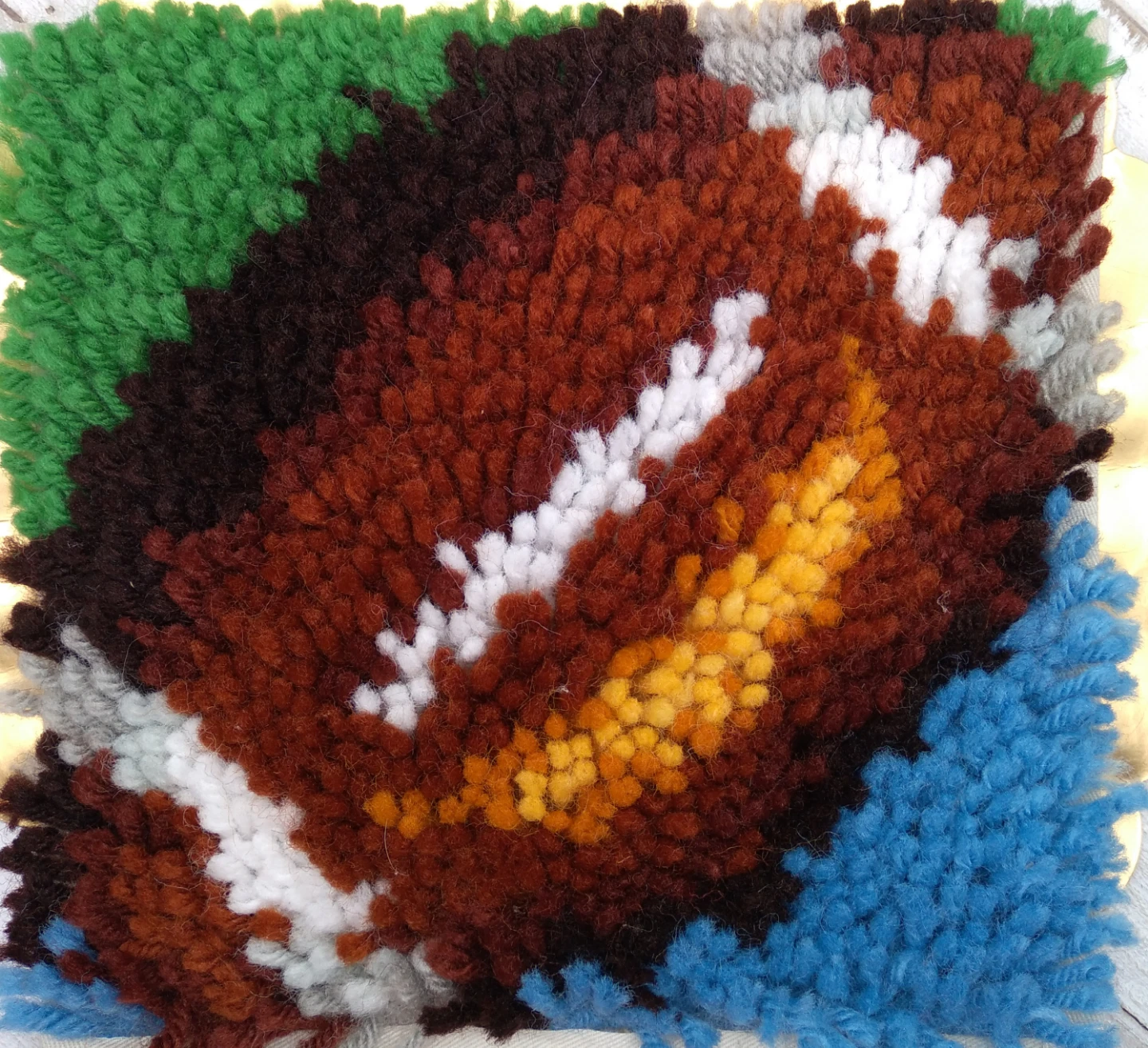 Small Handmade Latch & Hook Rug "🏆" - photo 2