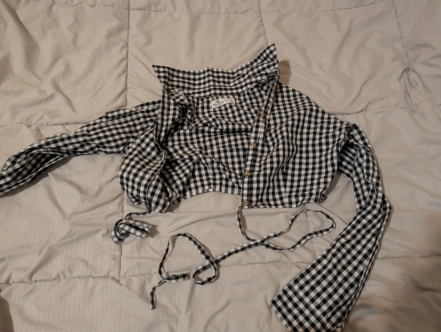 Hollister Black and White Gingham Crop Shirt🥕