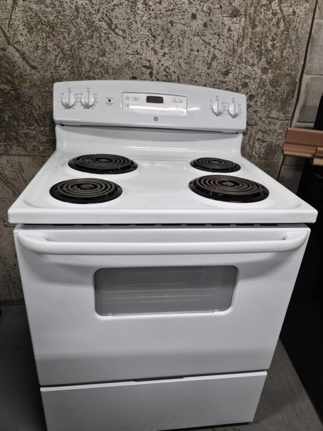 White Whirlpool Electric Stove with Oven - photo 2