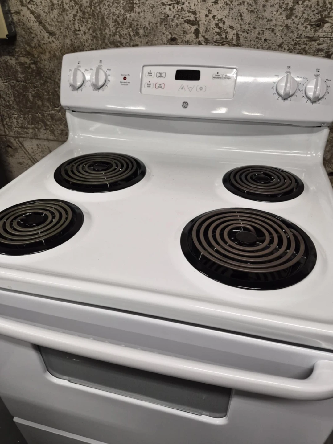 White Whirlpool Electric Stove with Oven - photo 3