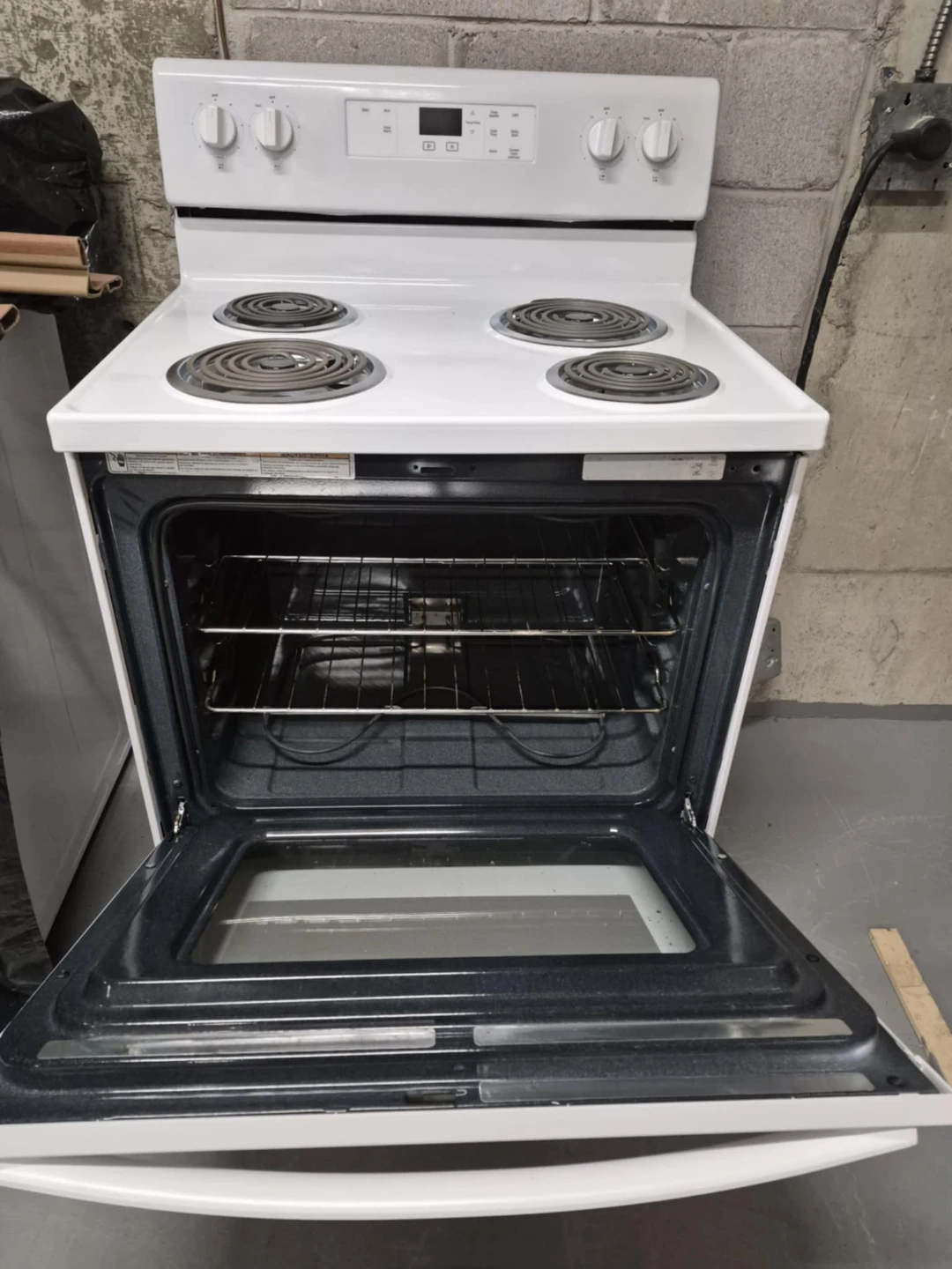 White Whirlpool Electric Stove with Oven - photo 4