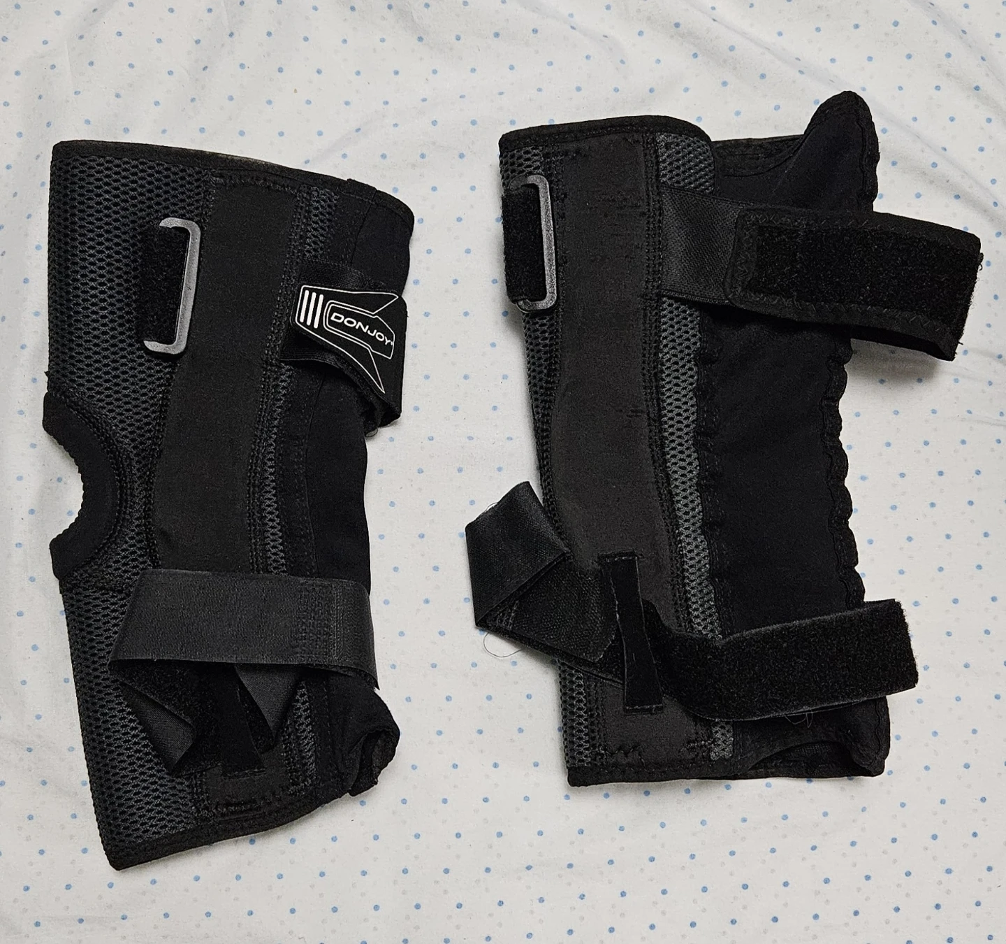 DonJoy Black Knee Brace Pair - photo 2