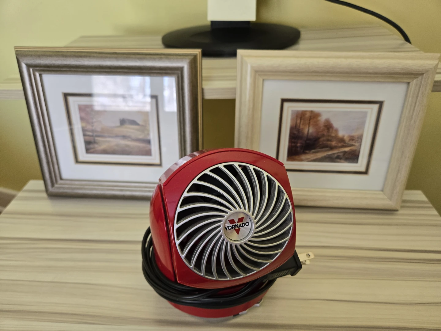 Vornado Desktop Fan - Red + 2 photo frames