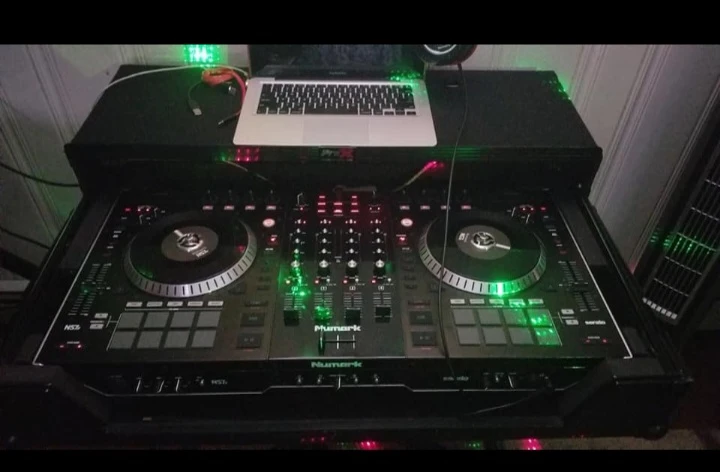 Numark NS7 DJ Controller with Odyssey Flight Case