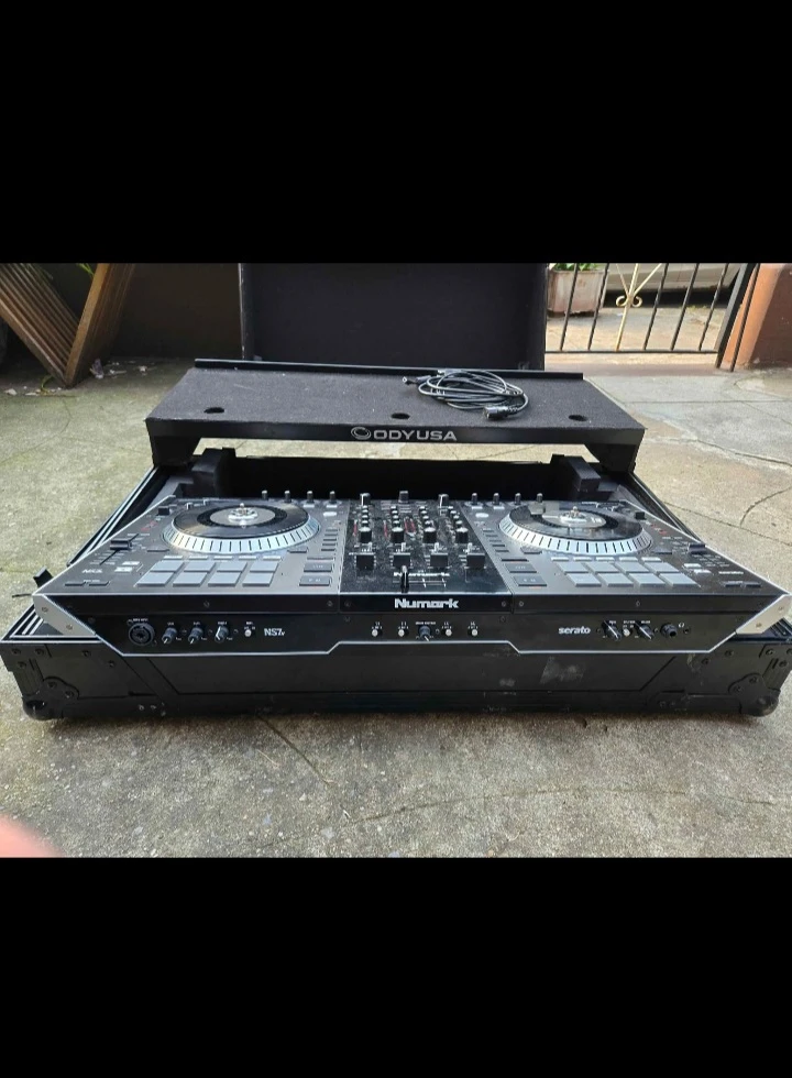 Numark NS7 DJ Controller with Odyssey Flight Case - photo 3