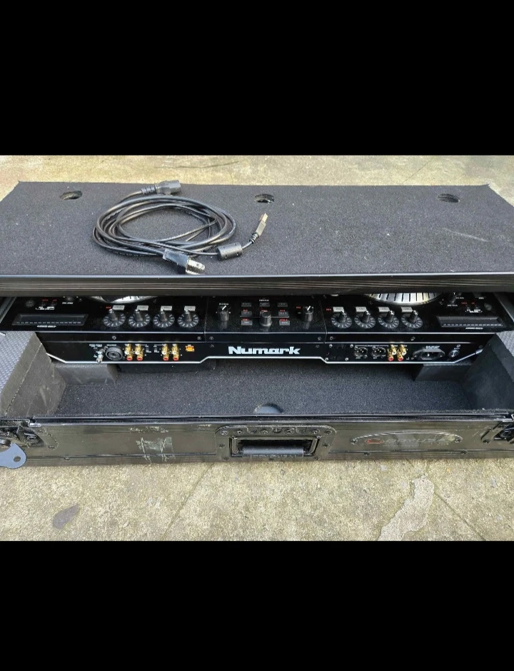 Numark NS7 DJ Controller with Odyssey Flight Case - photo 4