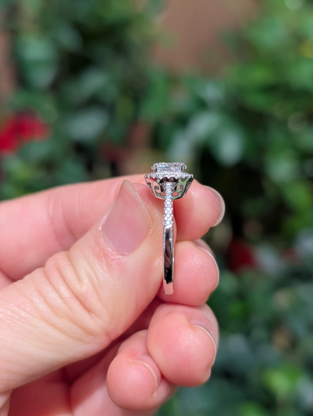 Beautiful moissanite engagement ring (1ct center stone) - size 6 - photo 4