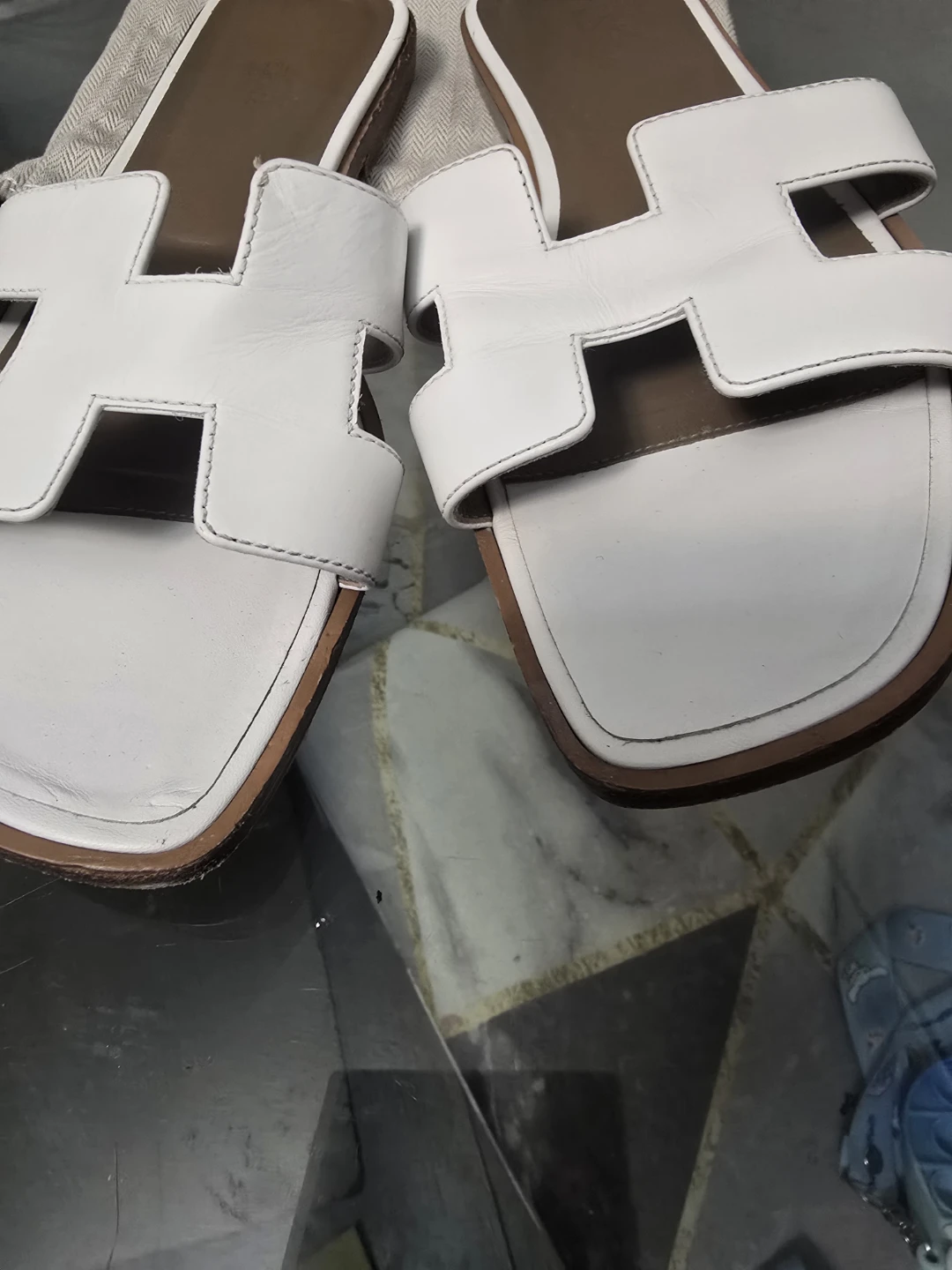 Hermès White Leather 'Oran' Sandals Size 38 - photo 2