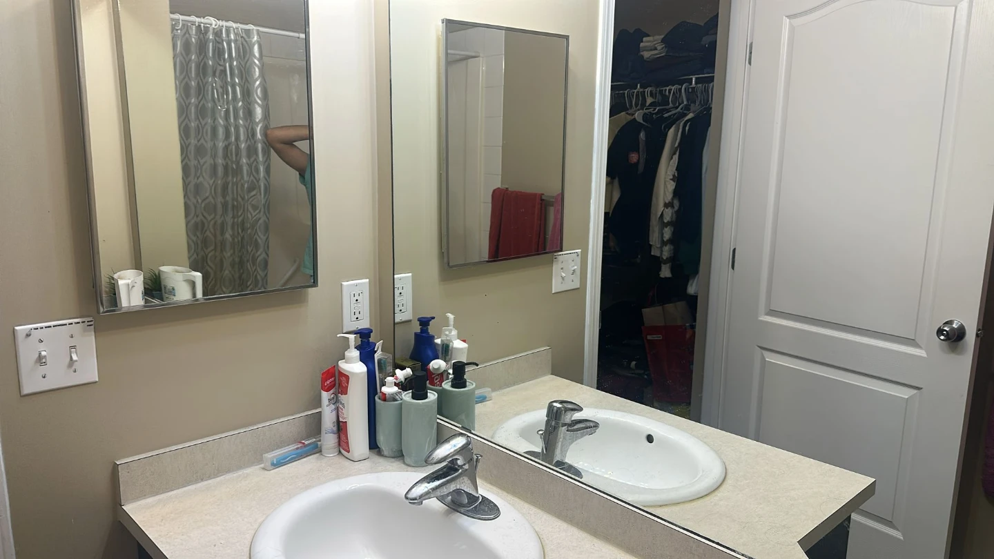 Rental one room and full washroom - photo 3