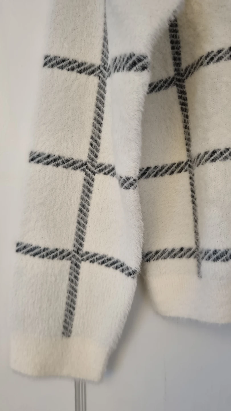 CYRUS Soft Fuzzy Plaid Sweater - photo 4