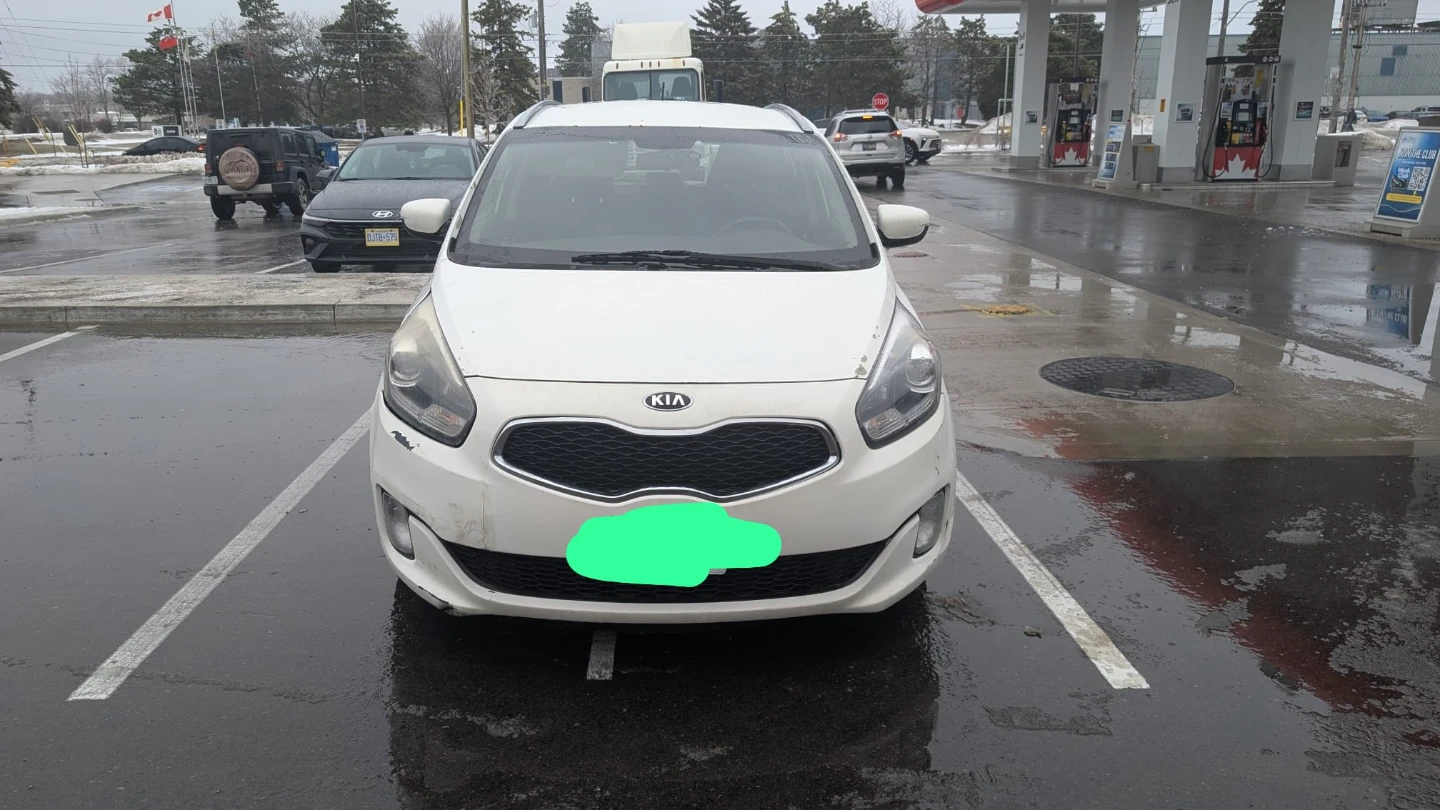 White Kia Rondo LX