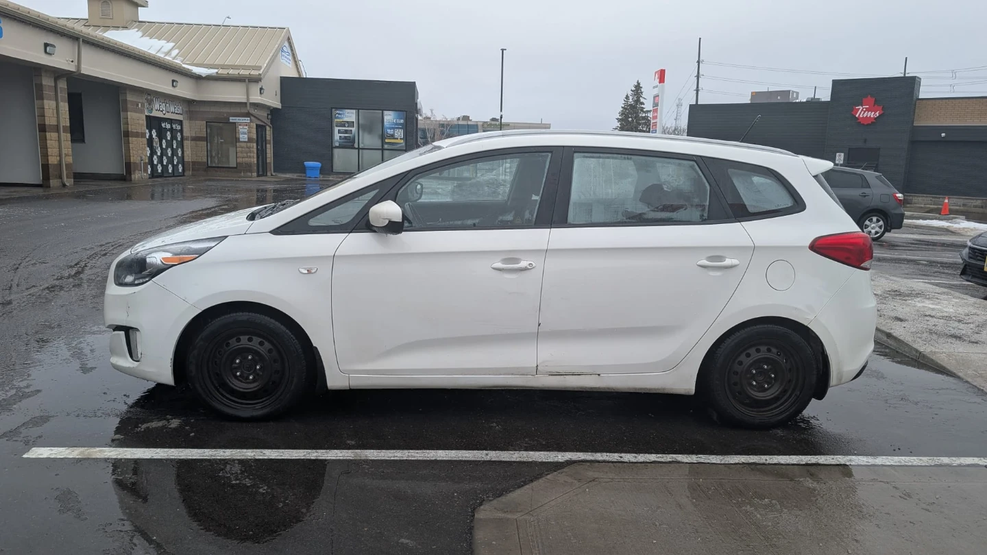 White Kia Rondo LX - photo 2