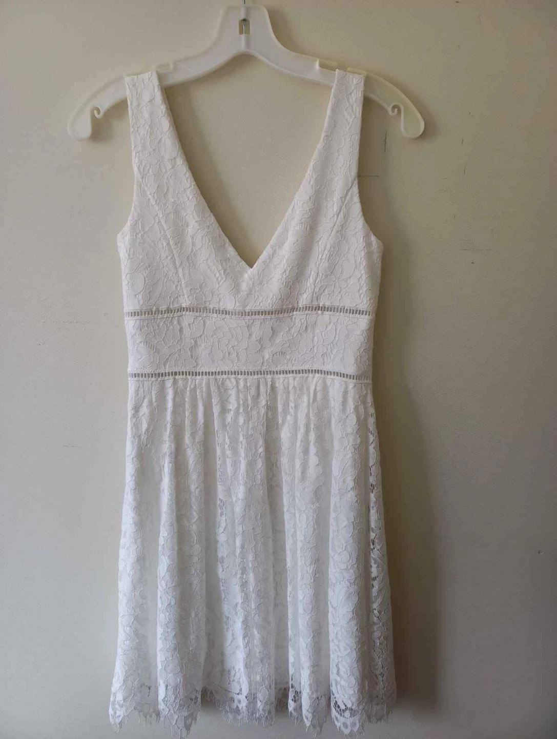 New V-Neck Lace Short Sheath Party Dress | David's Bridal - photo 2