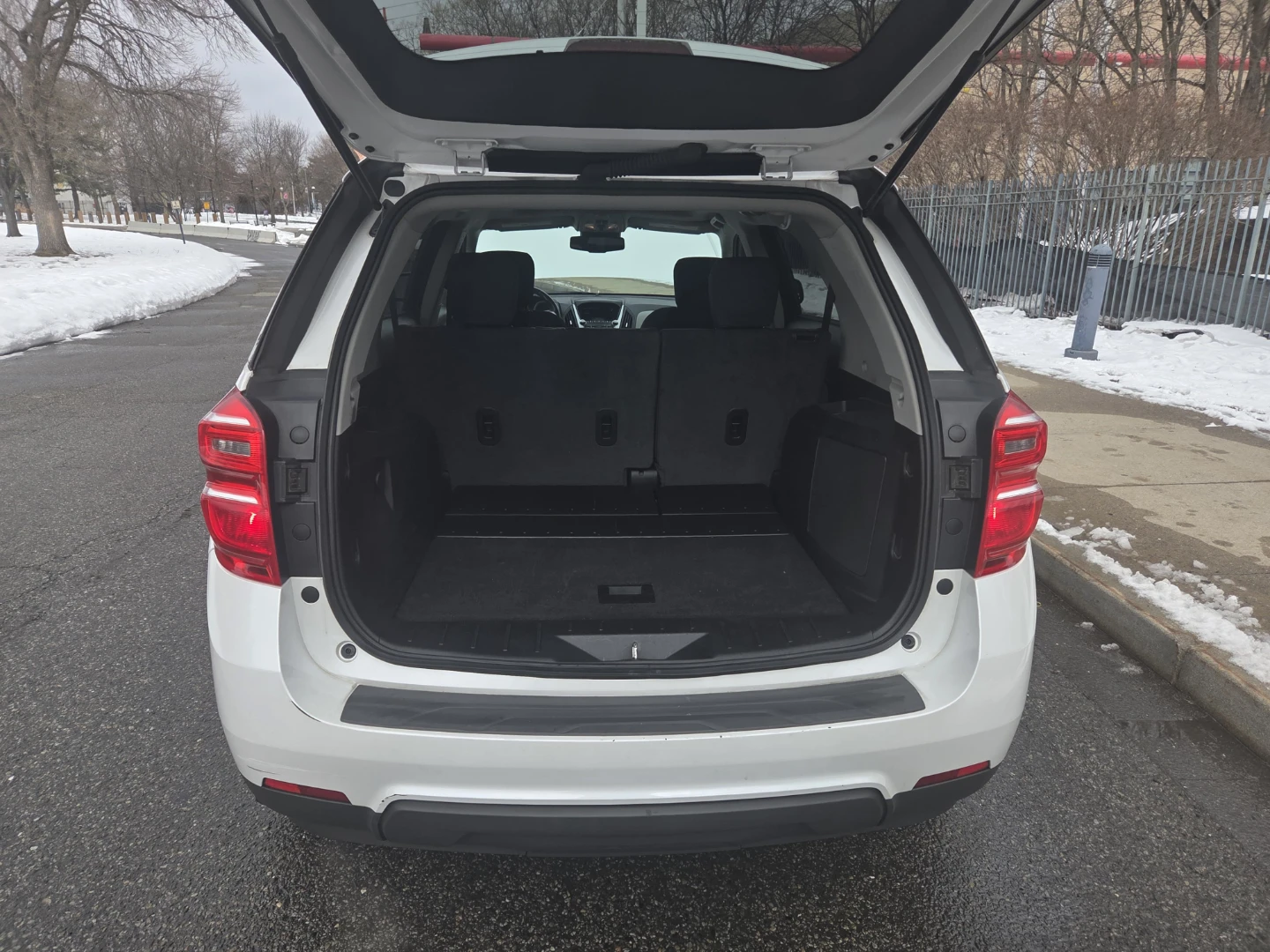 White Chevrolet Equinox LT SUV - photo 3