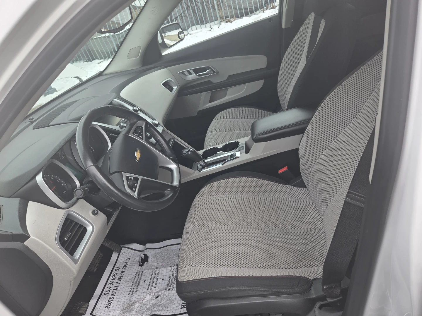 White Chevrolet Equinox LT SUV - photo 4