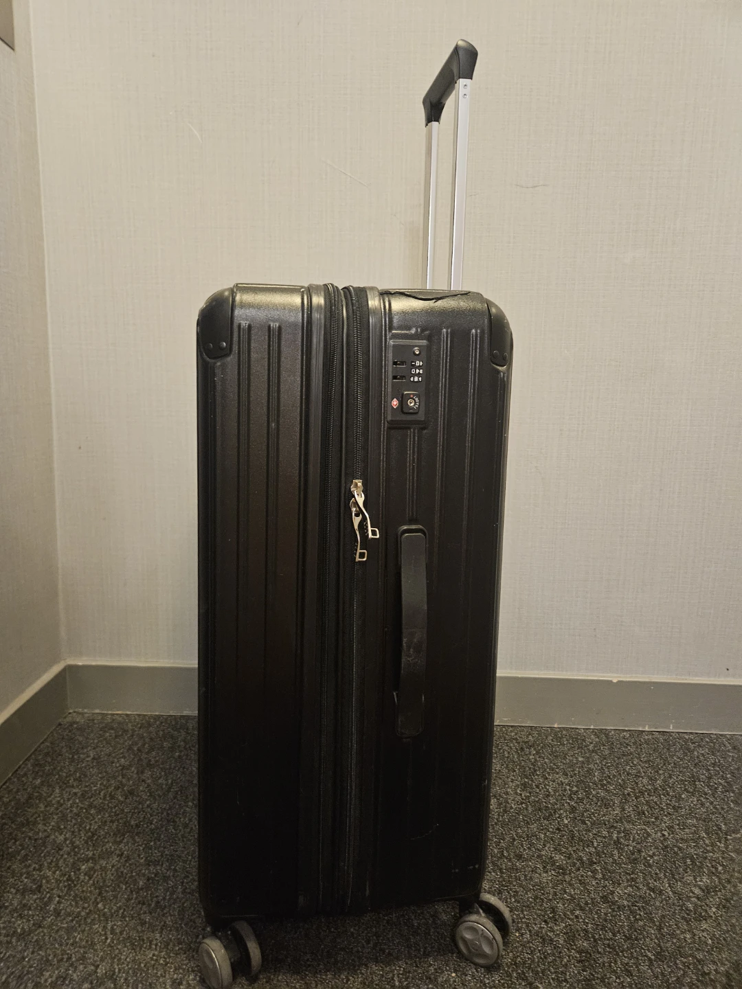 ELLE Black Hardside Expandable Spinner Luggage - photo 3