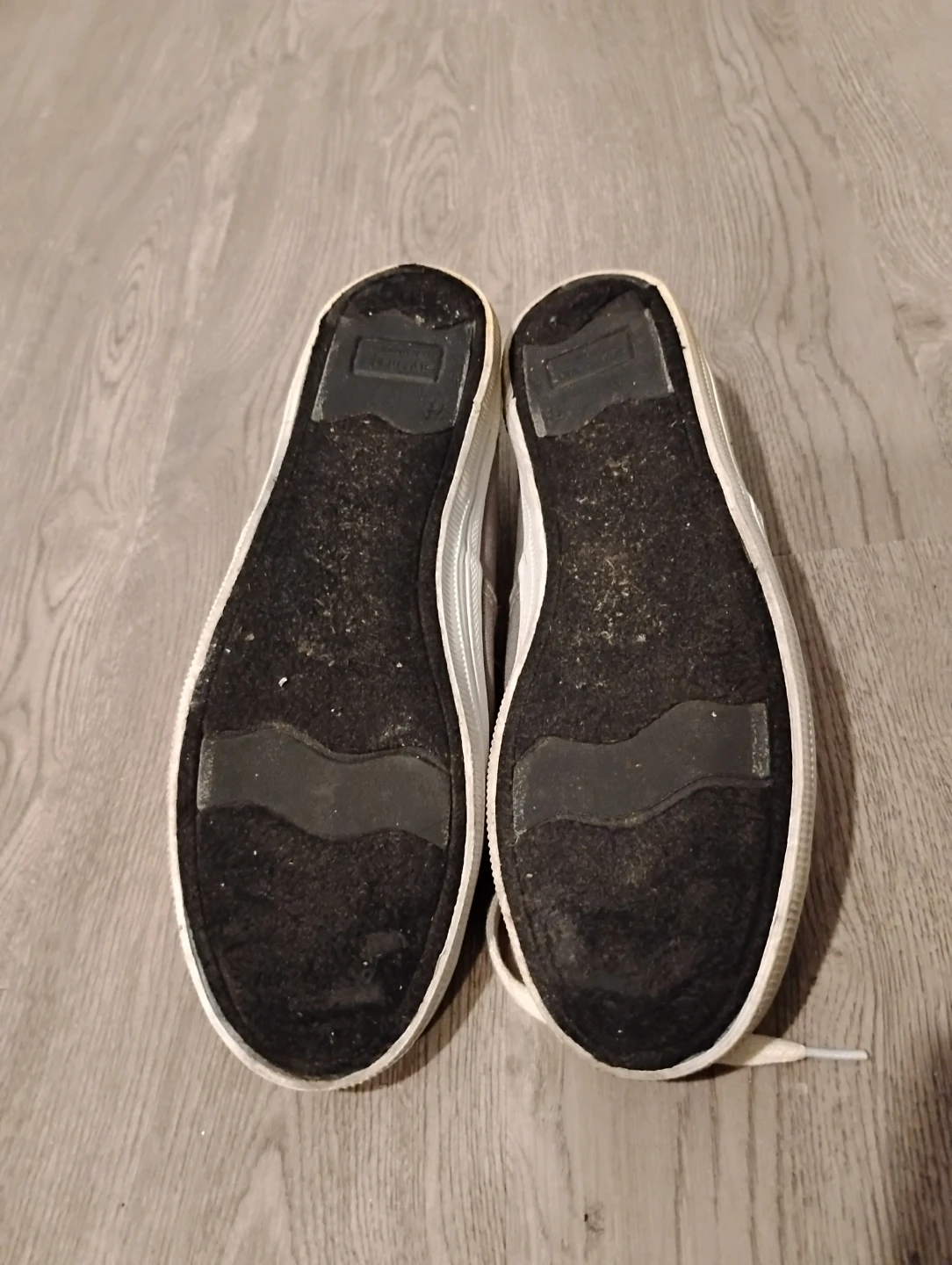 Used Grey Canvas Sneakers - Size 7.5 🏆 - photo 2