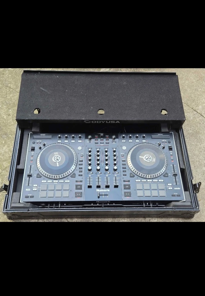 Numark NS7 DJ Controller with Odyssey Flight Case - photo 5