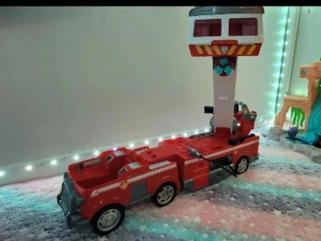 Paw Patrol Ultimate Rescue Fire Truck with Extendable Ladder - photo 4
