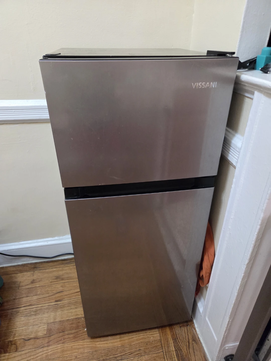 VISSANI Mini Fridge