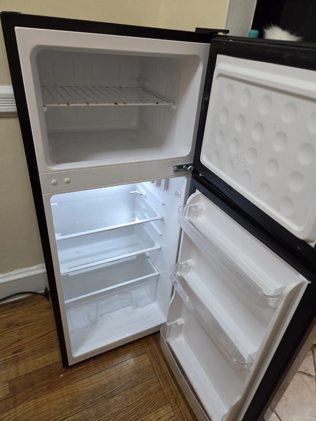 VISSANI Mini Fridge - photo 2