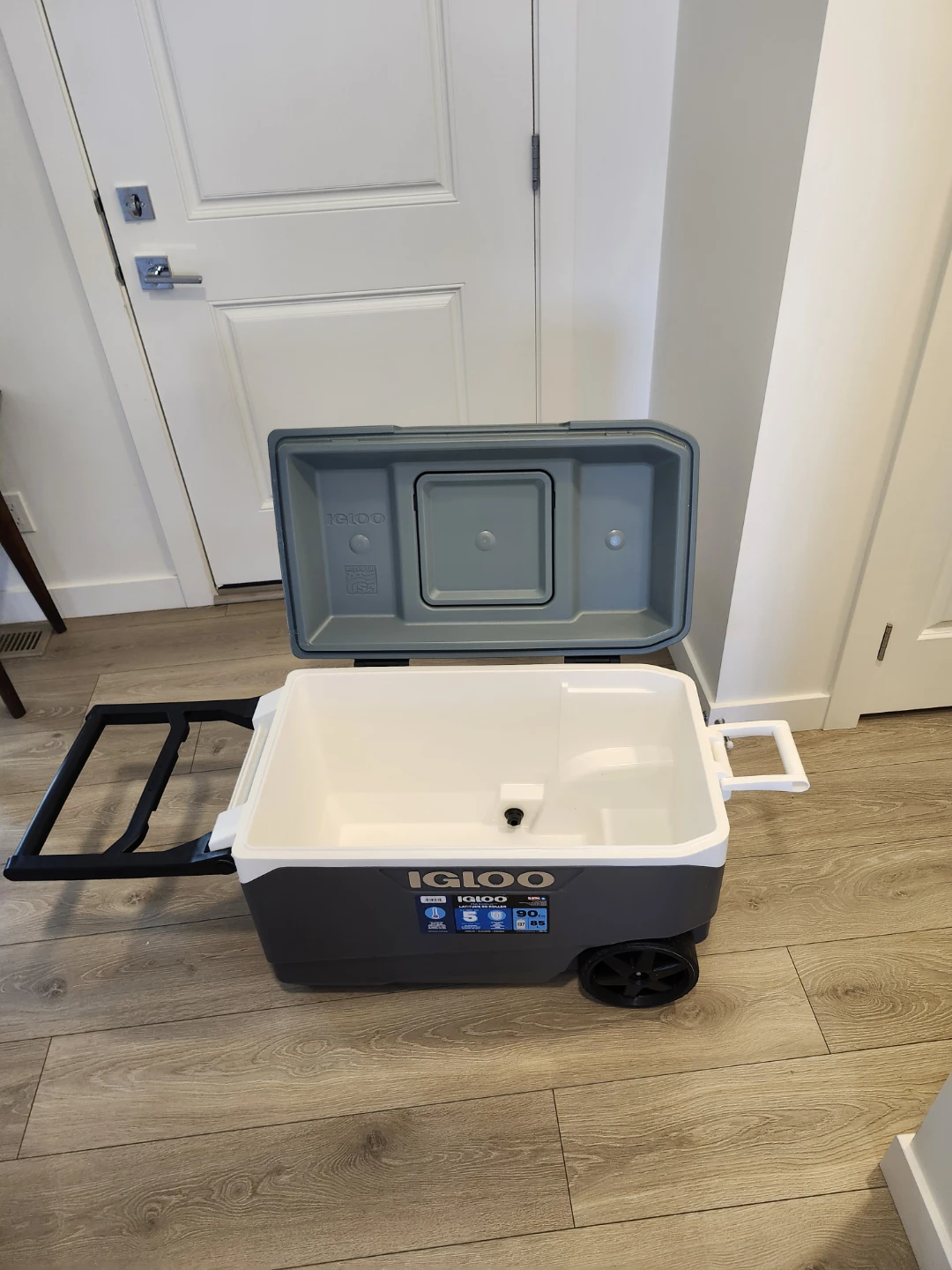 Igloo Maxcold 90 Qt Roller Cooler - photo 5