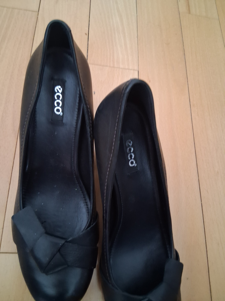 Black Leather ECCO Pumps with Bow Detail - photo 2
