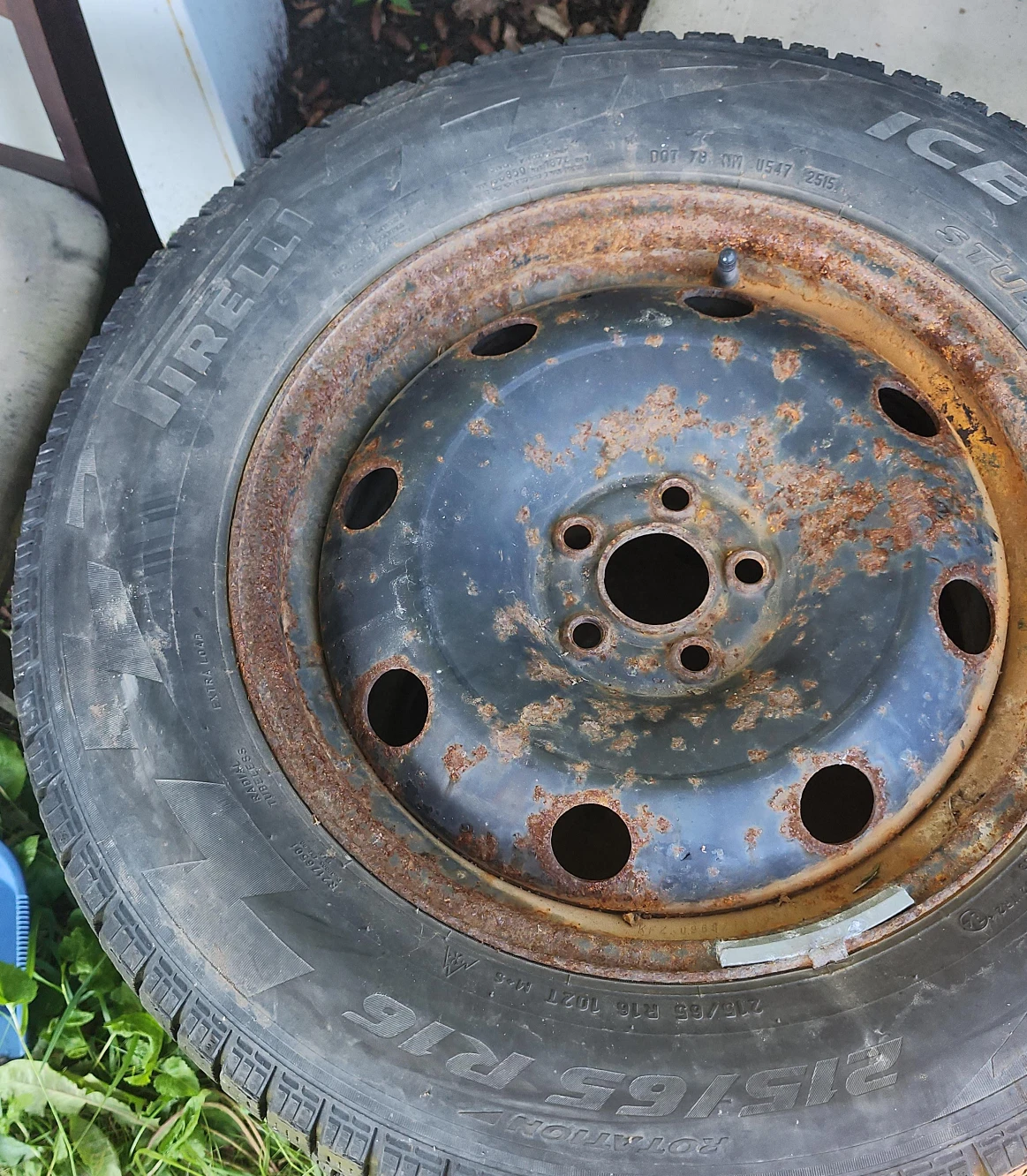 Pirelli Winter Tire on Rim - 215/65 R16 - photo 2