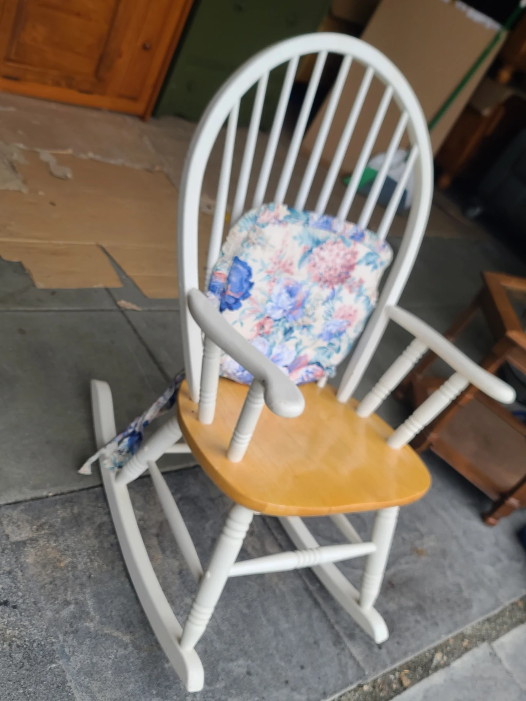 White Spindle Rocking Chair with Floral Cushion - photo 4