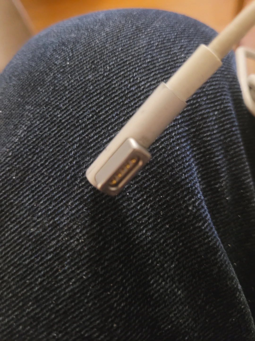 Apple 60W MagSafe Power Adapter - photo 3