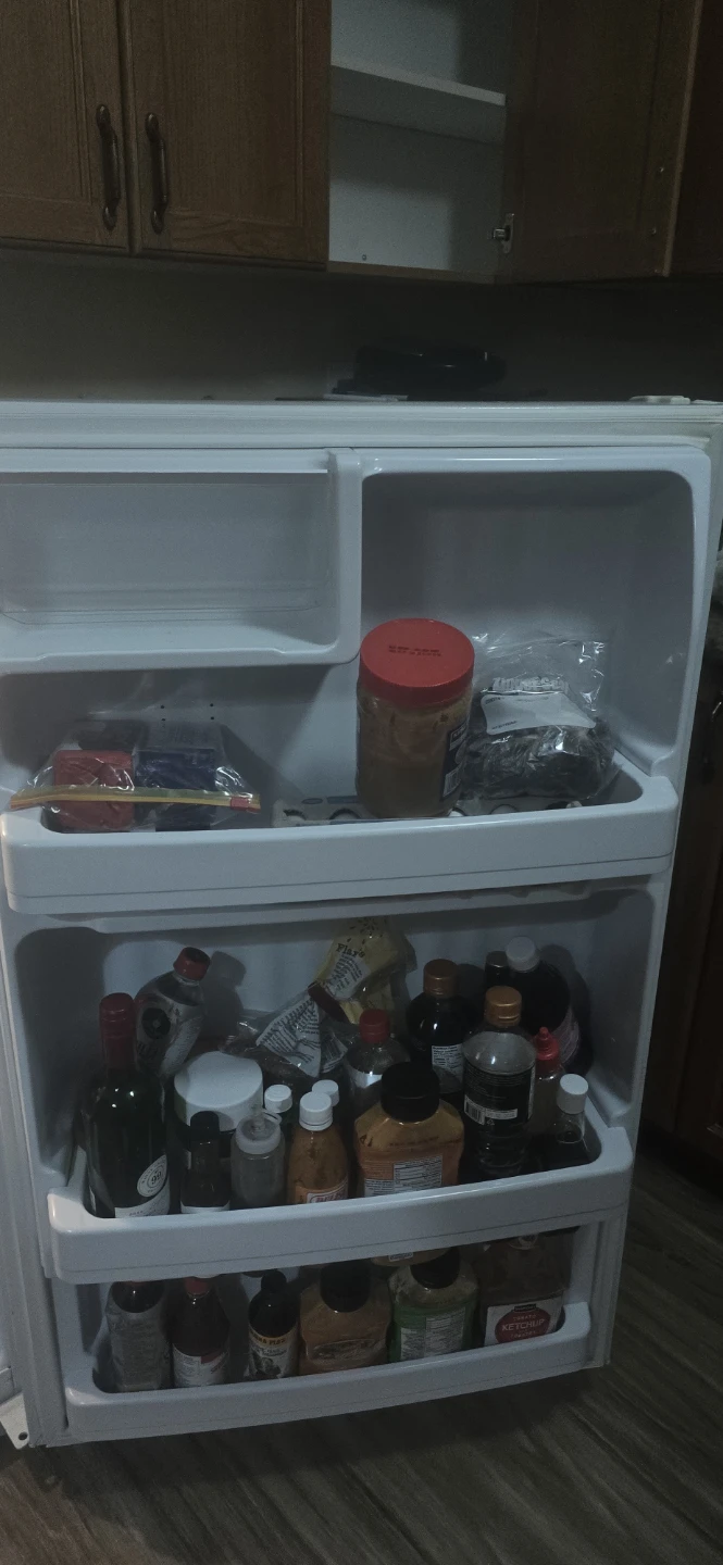 White GE Top Freezer Refrigerator - photo 2