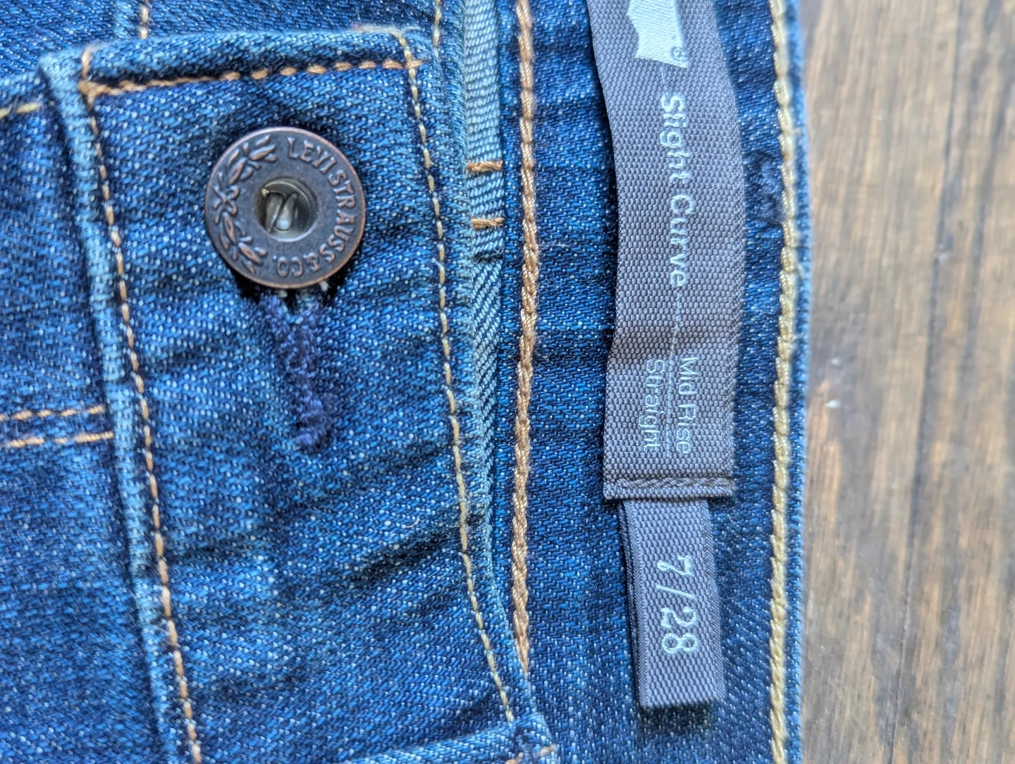 Levi's Women's Slight Curve Mid-Rise Straight Jeans Size 7/28 - photo 4
