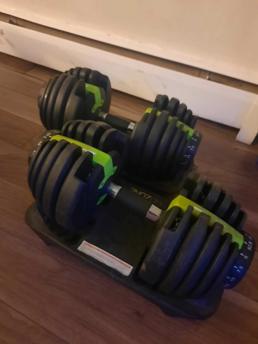Adjustable dumbells