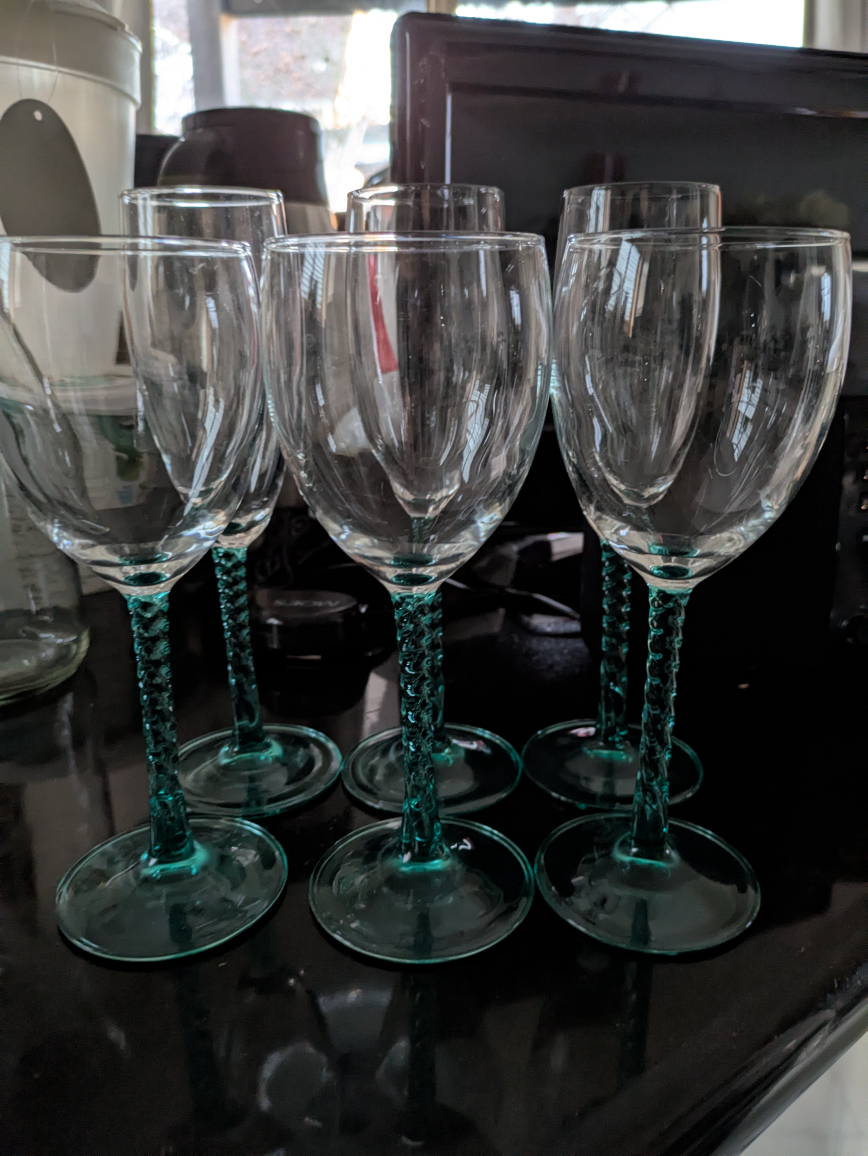 🏆 Set of beautiful crystal glasses with emerald green stems