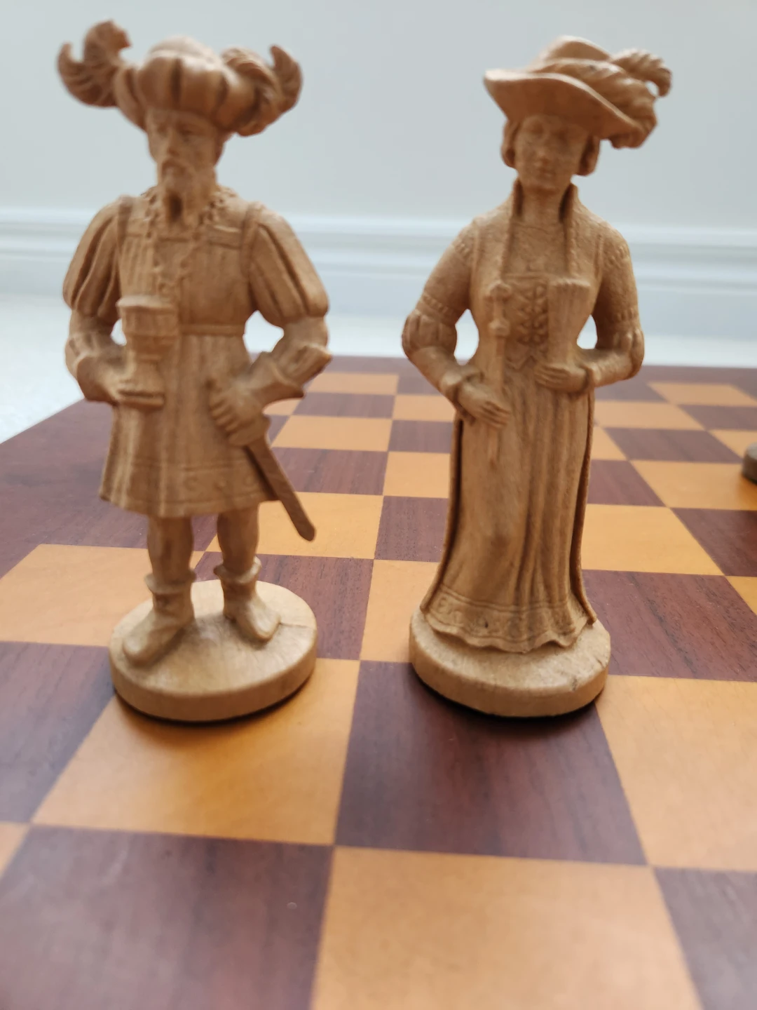 Beautiful Chess Set Pieces and hard wood board. - photo 3