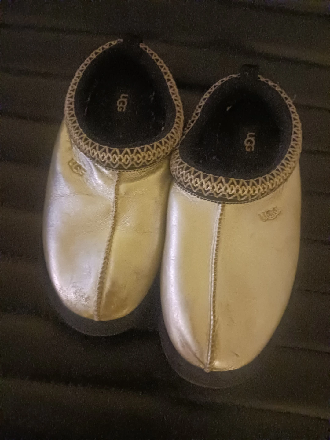 🏆UGG Metallic Slippers size 4 - photo 3