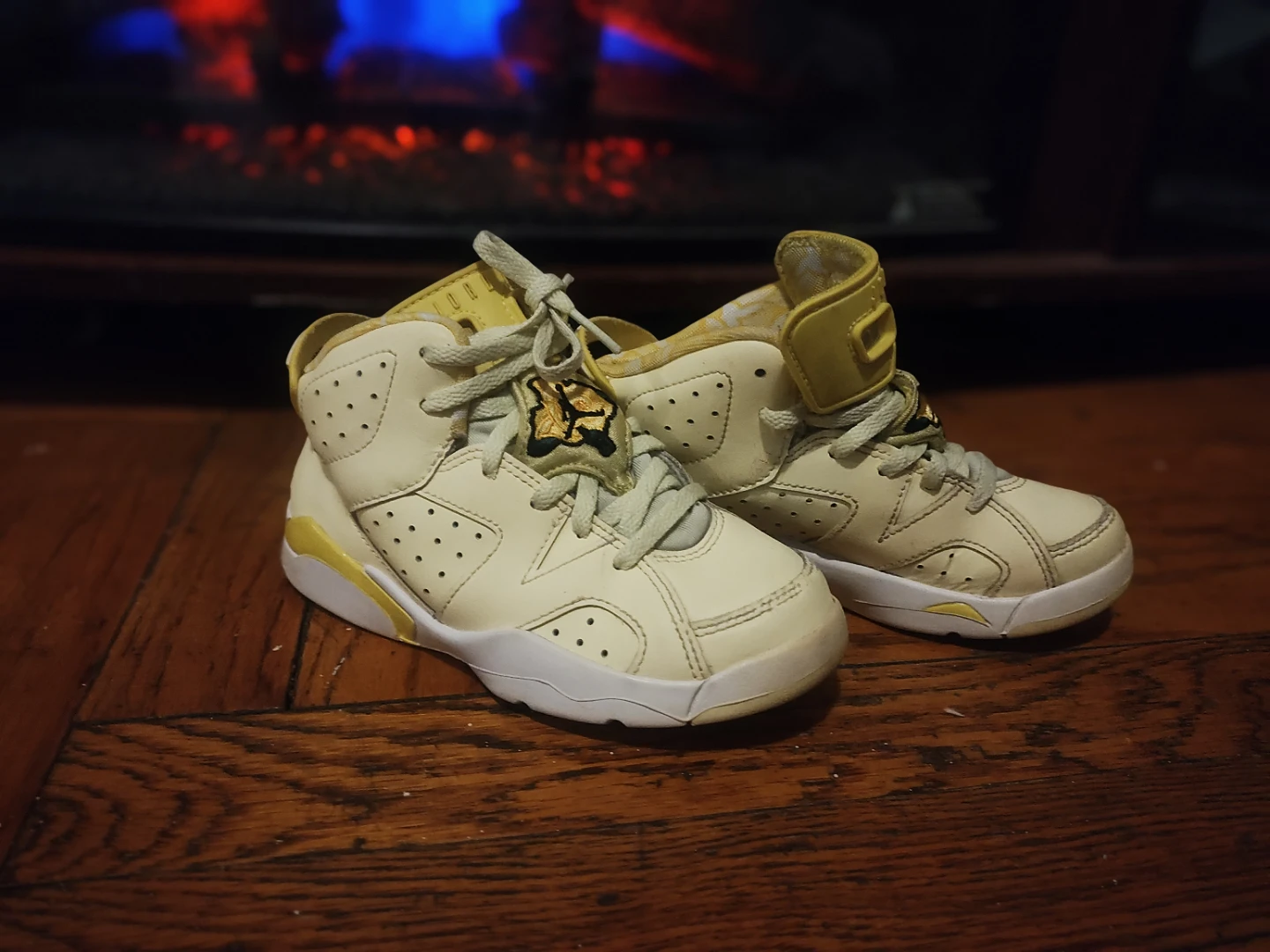 Boy or girl yellow Nike Air Jordan sneakers size 12C used - photo 3