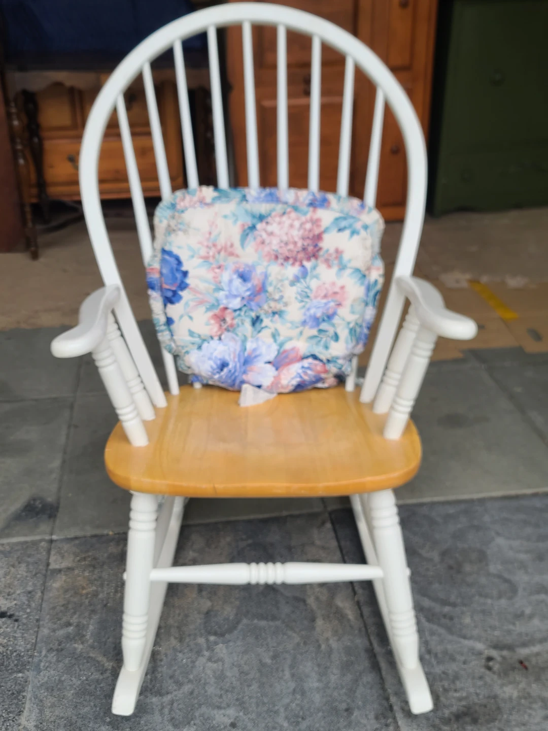 White Spindle Rocking Chair with Floral Cushion - photo 2