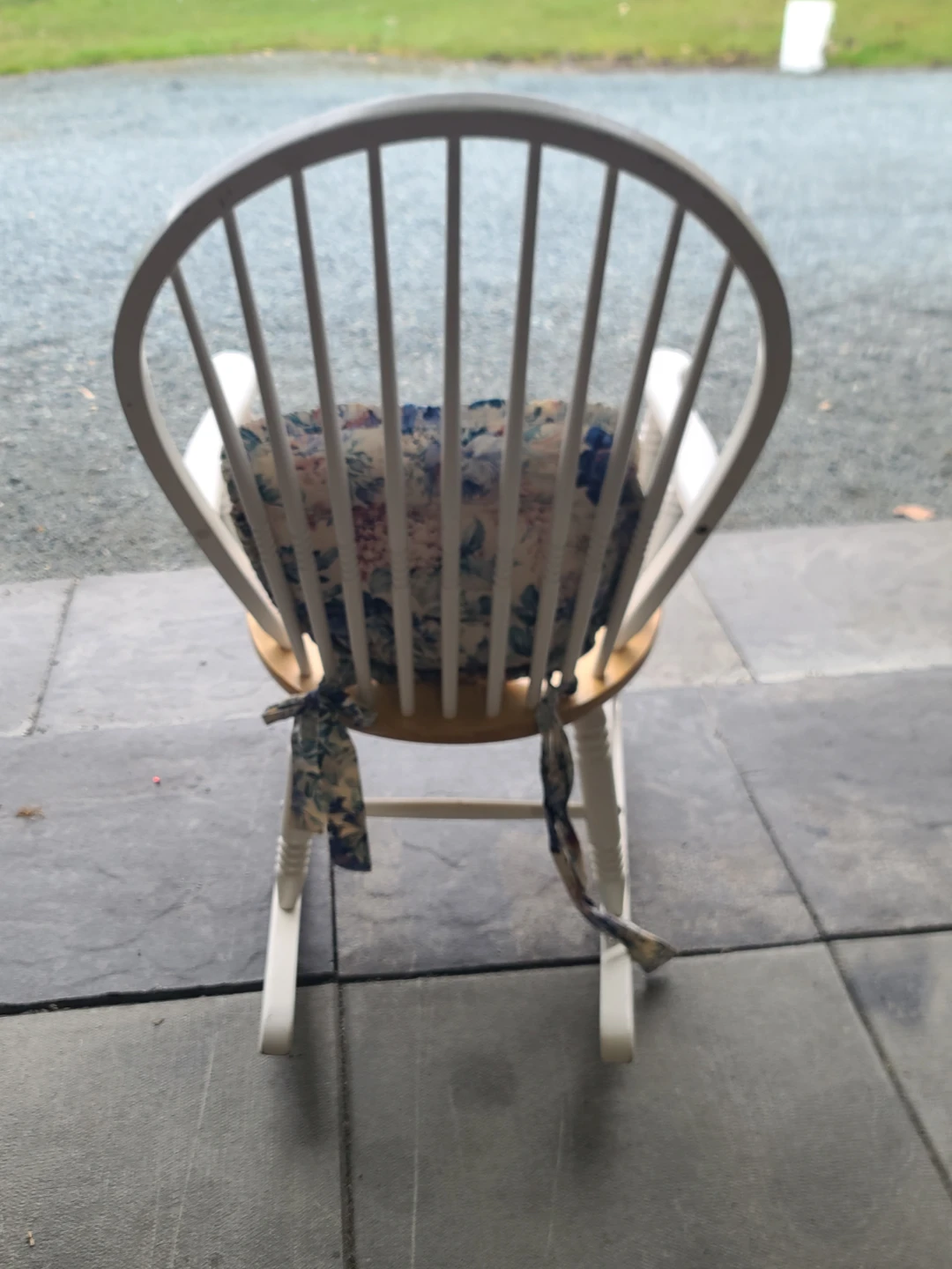 White Spindle Rocking Chair with Floral Cushion - photo 5