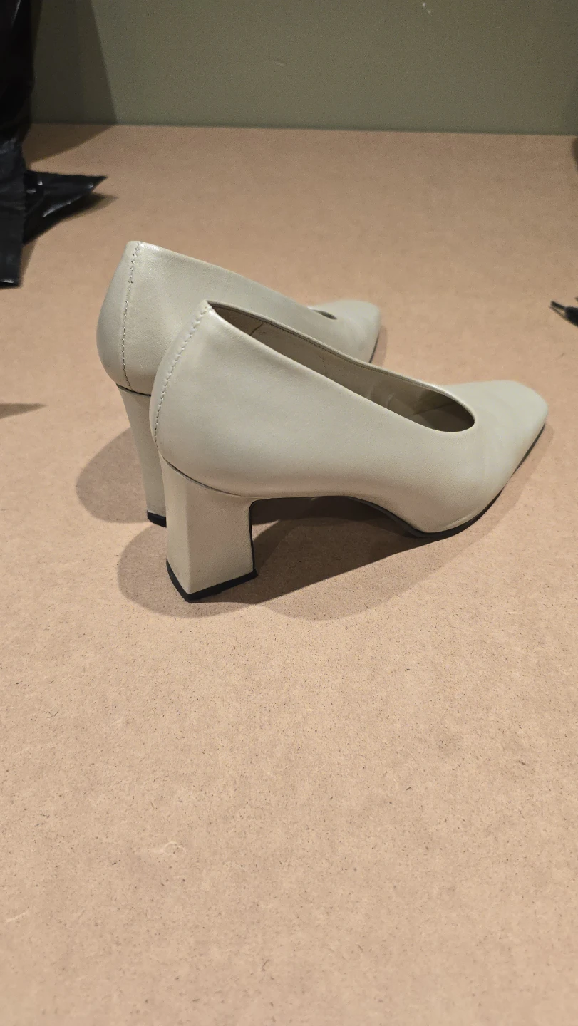 Vintage Nine West Women's Beige Leather Heels - Size 5.5M - photo 2