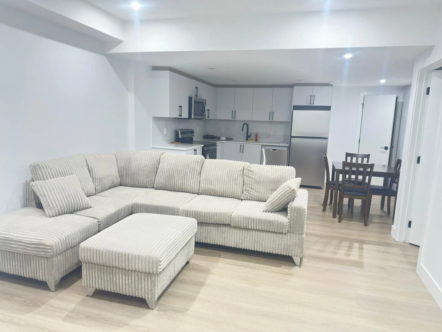 Fully furnished basement for rent - photo 3
