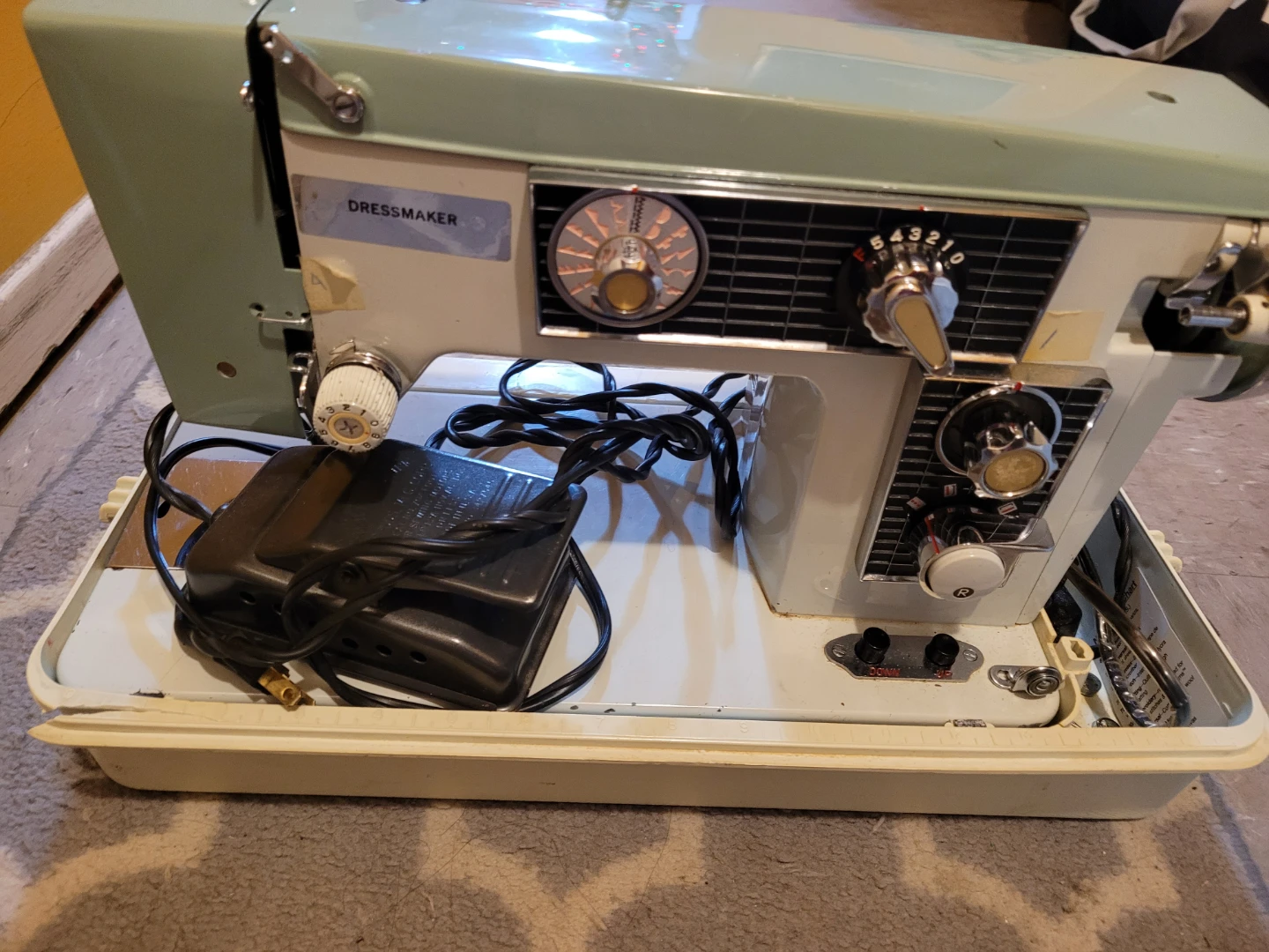 Napa Sewing Machine with Case - photo 2