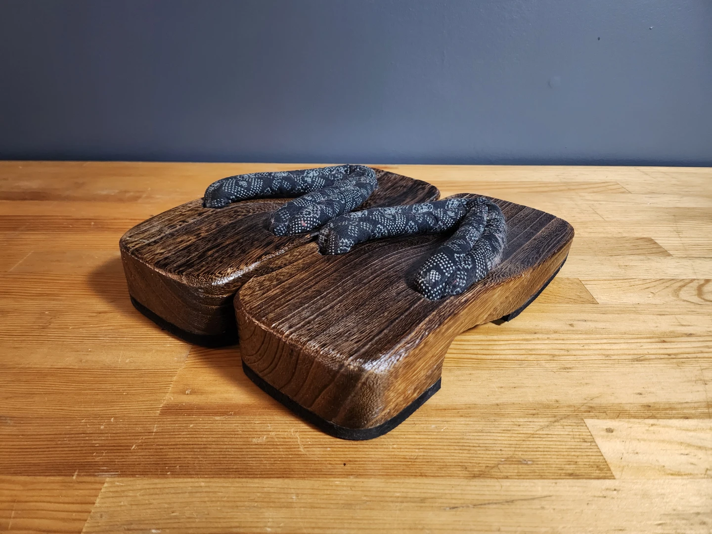 Japanese Wooden Geta Sandals with Black Pattern Straps 🏆 - photo 2