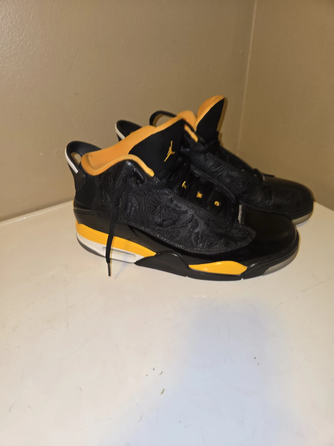 Jordan Shoes size 9 Black Yellow - photo 3