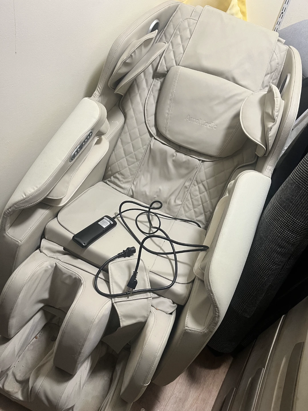 Osaki zero gravity massage chair