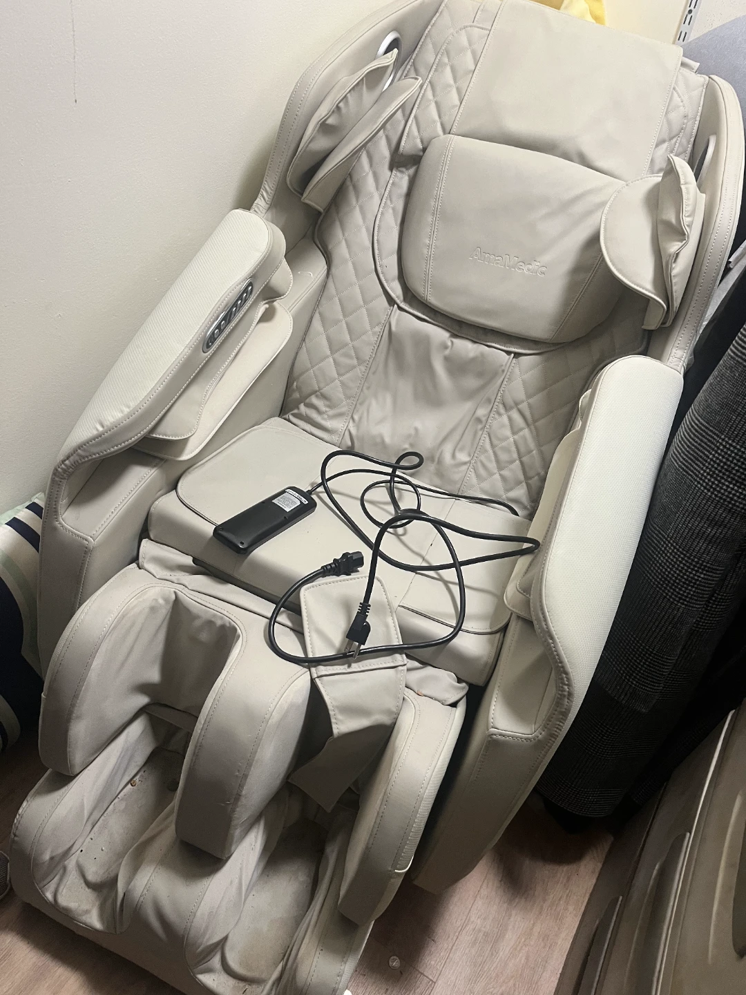 Osaki zero gravity massage chair - photo 2